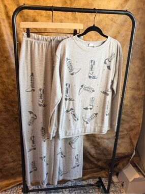 Women’s boot print lounge set